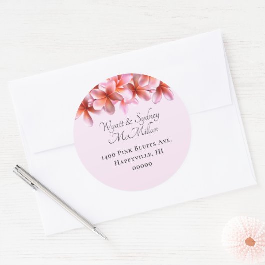 Roze Plumeria-naam en adresenvelopzegel Ronde Sticker (Envelop)