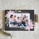 Roze Poinsettias Chalkboard Foto Prettige feestdag Feestdagenkaart<br><div class="desc">prettige feestdagen! kerstkaart met floraal kerstvlak waarop de waterverf wordt geïllustreerd van roze puntenzetters, bessen, katoen en hollies op een faux-kartonachtergrond. Personaliseer me door foto's en uw eigen teksten toe te voegen. Deze roze florale kerstkaart is verkrijgbaar in verschillende kartonnen dozen. Stuur vakantiebezoekers naar familie en vrienden met deze roze...</div>