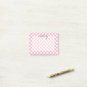 Roze poka Puntpatroon met grijze Script-naam Post-it® Notes (Op bureau)