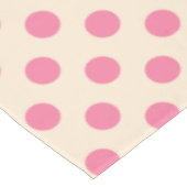 Roze polka-punten op crème tafelkleed (Gekanteld)