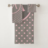 Roze polka-stippen, monogrammed grijs bad handdoek (Insitu)