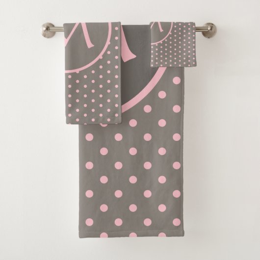 Roze polka-stippen, monogrammed grijs bad handdoek (Insitu)