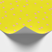 Roze polka-stippen op geel cadeaupapier (Hoek)