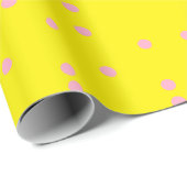 Roze polka-stippen op geel cadeaupapier (Rol Hoek)
