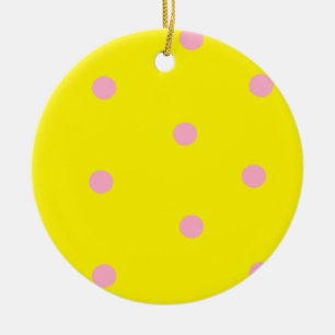 Roze polka-stippen op geel keramisch ornament