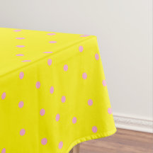 Roze polka-stippen op geel