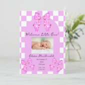 Roze polkadot strik gingham plaid geboorteaankondi aankondiging (Staand voorkant)