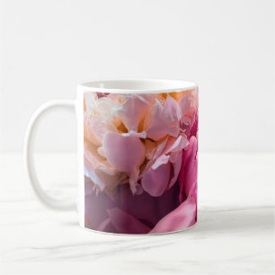 Roze pony-bloemen als florale kunstachtergrond, bo koffiemok