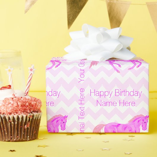 Roze Pony Schattigee Chevron Pattern Happy Birthda Cadeaupapier (Verjaardagsfeest)