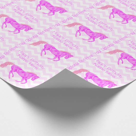 Roze Pony Schattigee Chevron Pattern Happy Birthda Cadeaupapier (Hoek)