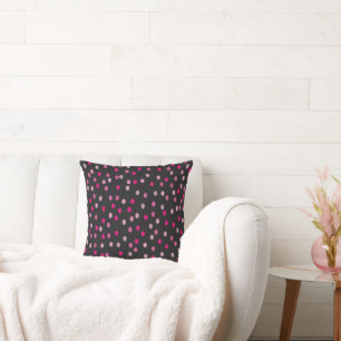 Roze pooldots op zwart kussen
