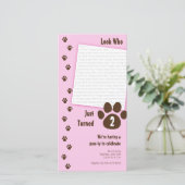 Roze pootafdruk verjaardagsuitnodiging (Staand voorkant)