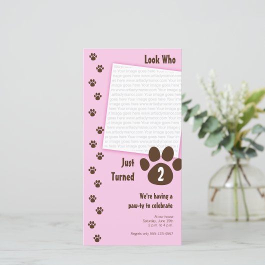 Roze pootafdruk verjaardagsuitnodiging (Staand voorkant)