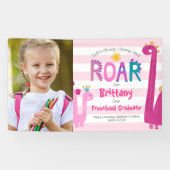 Roze Preschool Afstuderen Foto Dinosaurus Meisje S Spandoek (Horizontaal)