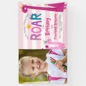 Roze Preschool Afstuderen Foto Dinosaurus Meisje S Spandoek (Verticaal)