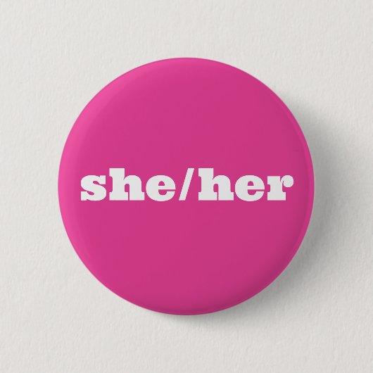 Roze Pronoun Button Zij/Haar (Voorkant)