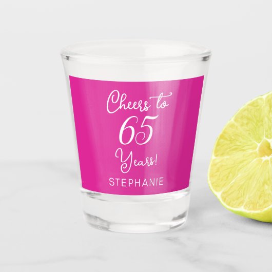 Roze Proost 65 Jaar 65e Verjaardagsfeestje Shot Glas (Voorkant)