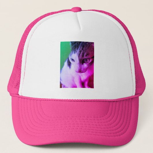 Roze psychedelische kat heeft roze en paarse ogen. trucker pet (Voorkant)