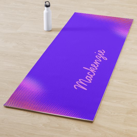 Roze puntenpatroon met naam op BRIGHT VIOLET Yogamat (In situ)