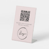 Roze QR Code Wit Menu Logo Modern Restaurant Reclamebord Met Voetstuk (Voorkant)