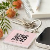 Roze QR | Minimalistisch ontwerp met aangepaste te Sleutelhanger (Voorkant Rechts)