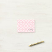 Roze Quatrefoil Patroon met grijze Script-naam Post-it® Notes (Op bureau)