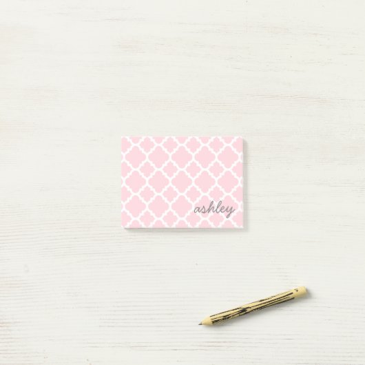 Roze Quatrefoil Patroon met grijze Script-naam Post-it® Notes (Op bureau)