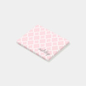 Roze Quatrefoil Patroon met grijze Script-naam Post-it® Notes (Schuin)