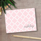Roze Quatrefoil Patroon met grijze Script-naam Post-it® Notes
