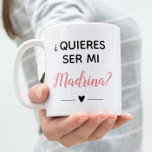 Roze Quieres Ser Mi Madrina Godmoeder Voorstel Koffiemok<br><div class="desc">Vraag maar aan degene die je kind's Madrina wilt zijn met deze superschattige gepersonaliseerde witte met roze koffie mok. Heeft ze haar voor koffie en gebruikt het om de vraag "® Quieres ser mi Madrina " te poppen?"</div>