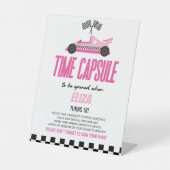 Roze Race Auto Verjaardag Party Time Capsule Reclamebord Met Voetstuk (Voorkant)