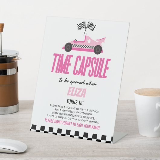 Roze Race Auto Verjaardag Party Time Capsule Reclamebord Met Voetstuk (Insitu)