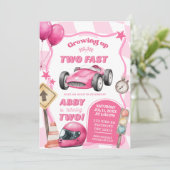 Roze raceauto twee snelle 2e verjaardag kaart (Staand voorkant)