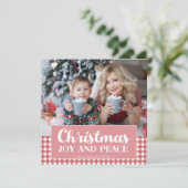 Roze Red White Gingham met kerst Foto Joy Peace Feestdagenkaart (Staand voorkant)