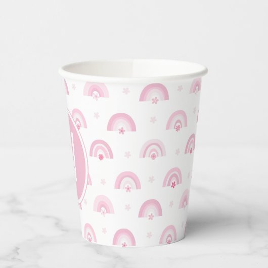 Roze regenbogen en bloemen Monogram Baby shower Papieren Bekers (Links)