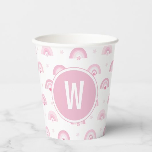 Roze regenbogen en bloemen Monogram Baby shower Papieren Bekers (Voorkant)
