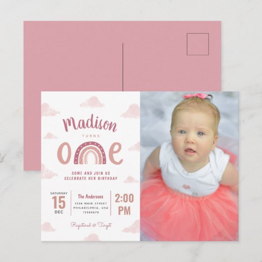 Roze regenboog en Clouds First Birthday Invitation Briefkaart (Voorkant / Achterkant)