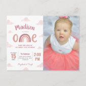 Roze regenboog en Clouds First Birthday Invitation Briefkaart (Voorkant)