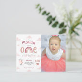 Roze regenboog en Clouds First Birthday Invitation Briefkaart (Staand voorkant)