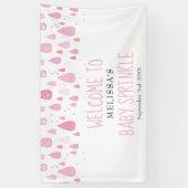 Roze regendruppels, babymeisje, sprinkhaan / schoe spandoek (Verticaal)