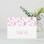 Roze regendruppels dank u bedankkaart (Staand voorkant)