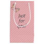 Roze reliëf met vlinder klein cadeauzakje (Voorkant)