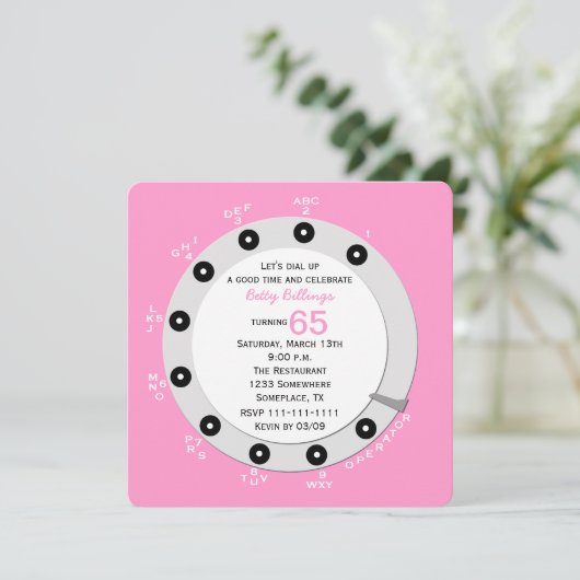 Roze Retro 65e Verjaardagsfeestje Uitnodiging Rota (Staand voorkant)