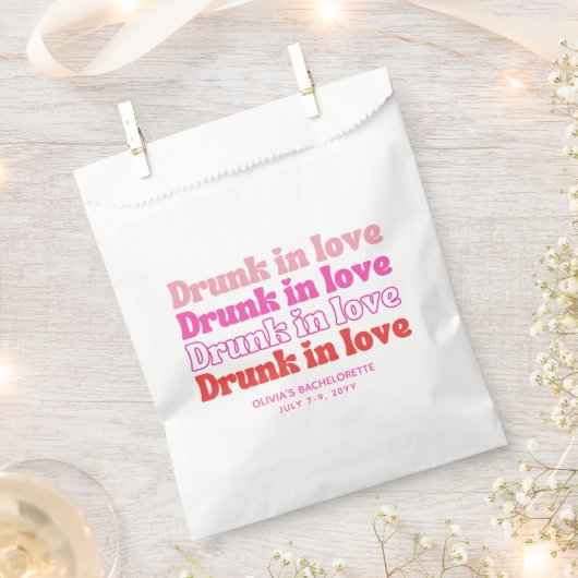 Roze Retro Bachelorette-feest Drunk in Love Bedankzakje (Geknipt)