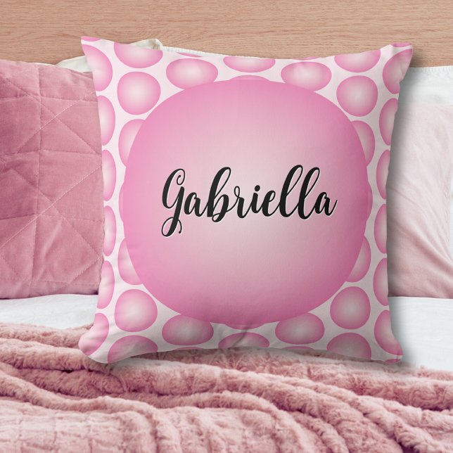 Roze Retro Dot Naam Script Typografie Sierkussen (Pink retro girly bubble style polka dot pillow, with script name typography.)