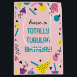 Roze Retro Funny 80s Slang Birthday Gift Bag Medium Cadeauzakje<br><div class="desc">Verzend je bud deze grappige,  kleurrijke verjaardagskaartje en laat ze weten hoe cool,  radicaal,  bodacieus,  tubulair en geweldige van een persoon die ze zijn. Woorden zijn aanpasbaar voor eenvoudige aanpassingen voor uw unieke vriend.</div>