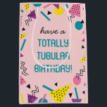 Roze Retro Funny 80s Slang Birthday Gift Bag Medium Cadeauzakje<br><div class="desc">Verzend je bud deze grappige,  kleurrijke verjaardagskaartje en laat ze weten hoe cool,  radicaal,  bodacieus,  tubulair en geweldige van een persoon die ze zijn. Woorden zijn aanpasbaar voor eenvoudige aanpassingen voor uw unieke vriend.</div>