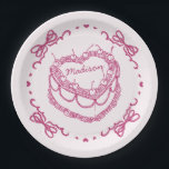 Roze Retro Hart Coquette Kersencake Persoonlijk Papieren Bordje<br><div class="desc">Geniet van de charme van onze Retro Coquette Cake Collectie. Deze kersenzoete ensemble bevat een vintage hartvormige coquette cake, versierd met sappige kersen en zoete botercrème-icing, die de essentie van klassieke romantiek vangt. Perfect voor degenen die van een vleugje nostalgische zoetheid houden, voegt deze collectie een speelse en elegante sfeer...</div>