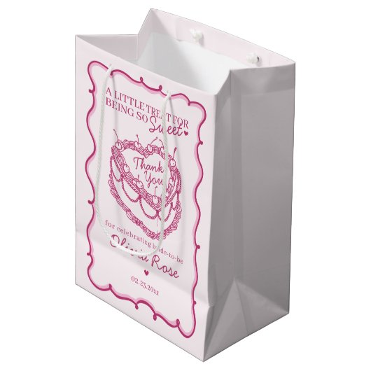 Roze Retro Hart Coquette Kersentaart BruidsShower Medium Cadeauzakje (Voorkant Gekanteld)