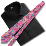 Roze Retro Hawaiiaans patroon Stropdas<br><div class="desc">De Hawaiiaanse print mannen stropdas heeft een stijlvolle roze kleurbasis versierd met een boeiende illustratie van kleurrijke en zwarte tropische bladeren. De roze voet voegt een vleugje levendigheid en speelsheid toe aan het stropdas, waardoor een visueel opvallend contrast ontstaat met het tropische bladontwerp. De afbeelding toont een reeks bladeren in...</div>